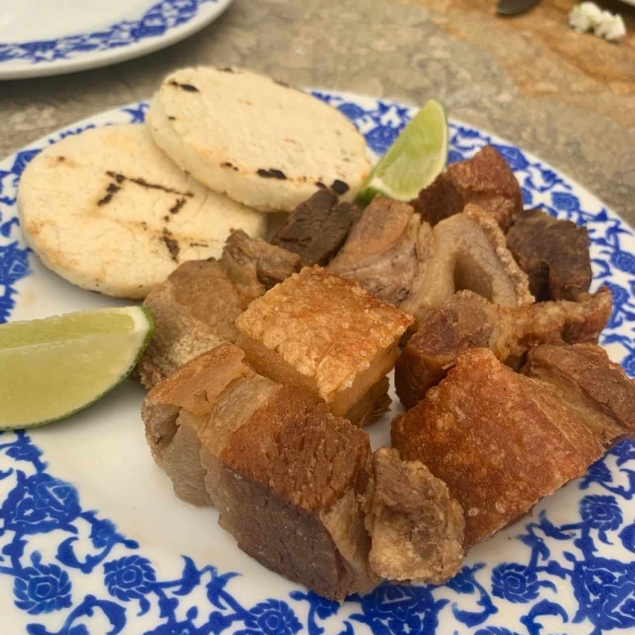 chicharron con arepa