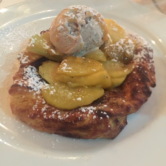 Hojaldre,manzana y helado de canela