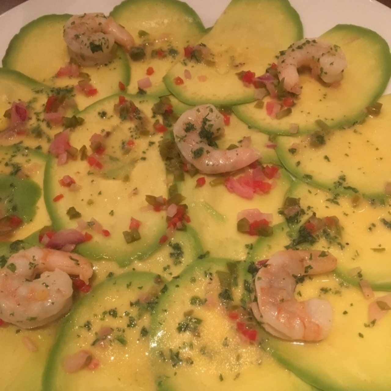 Carpaccio de aguacate con camarones
