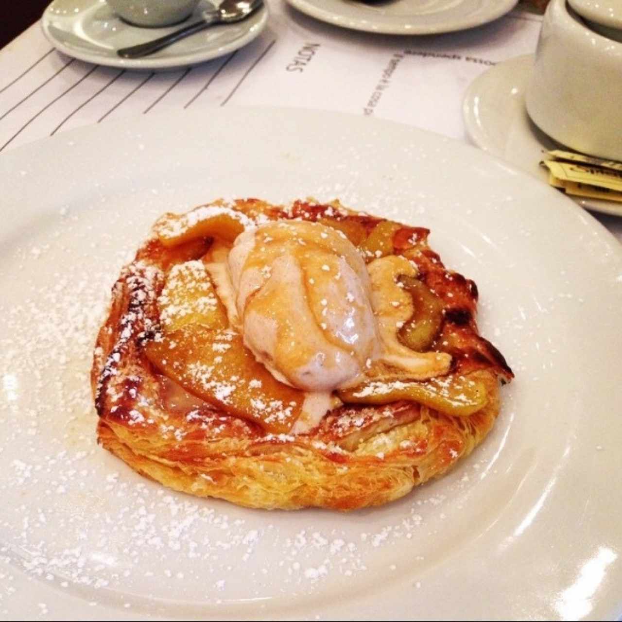 Hojaldre en leña con manzana y helado de canela