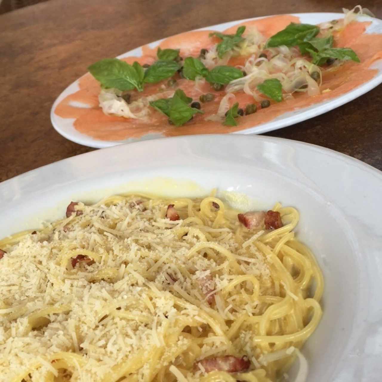 carpaccio de salmon y pasta carbonara