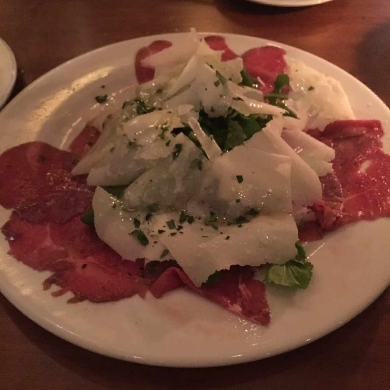 carpaccio de carne de res con rugula y queso