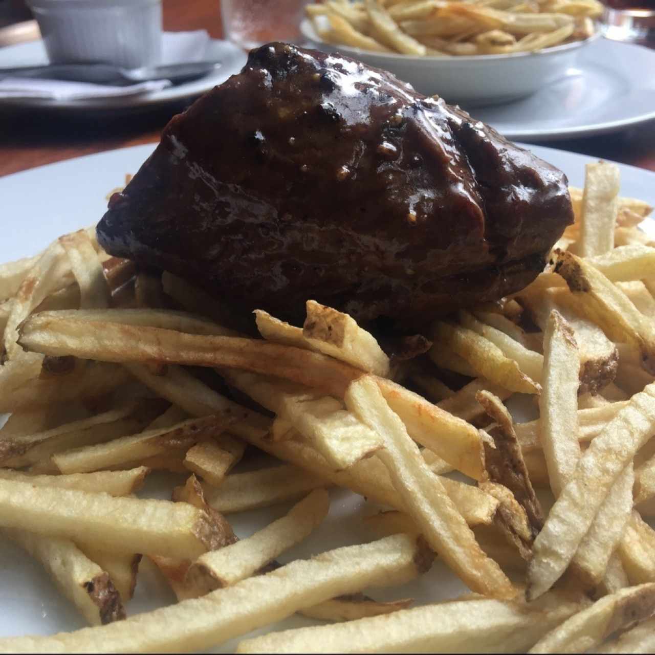 Lomo pimienta con papas fosforito
