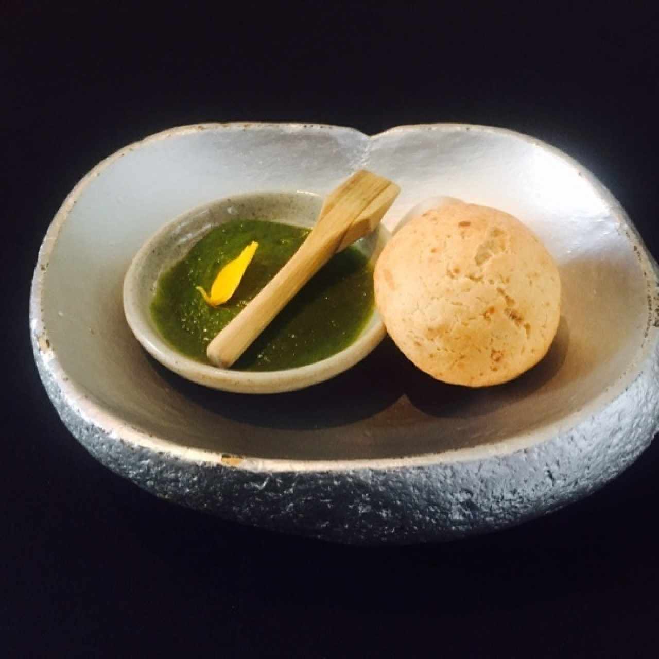 Amasijo de Sahagún con mantequilla de guascas