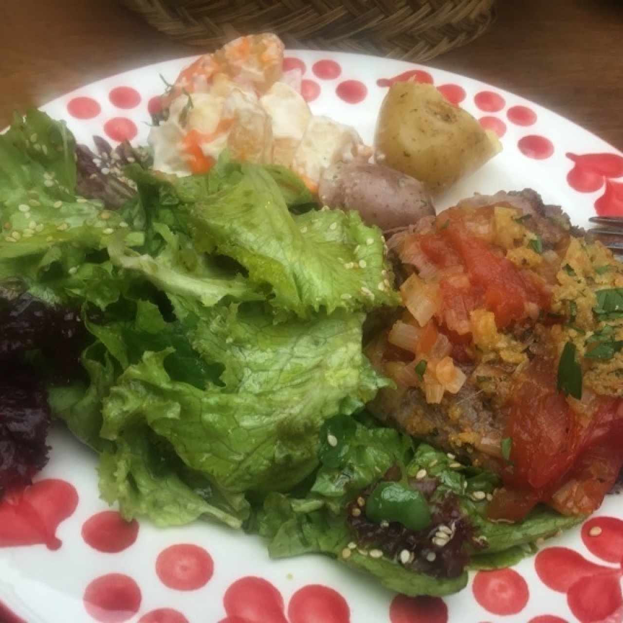 sobrebarriga y ensalada verde