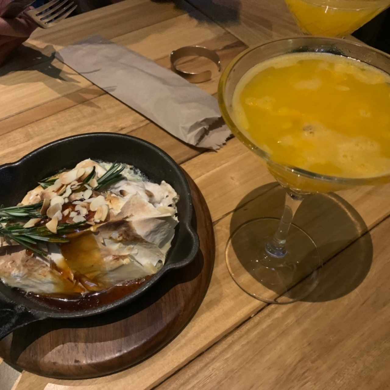 Entrada queso camembert y Martini de Maracuyá