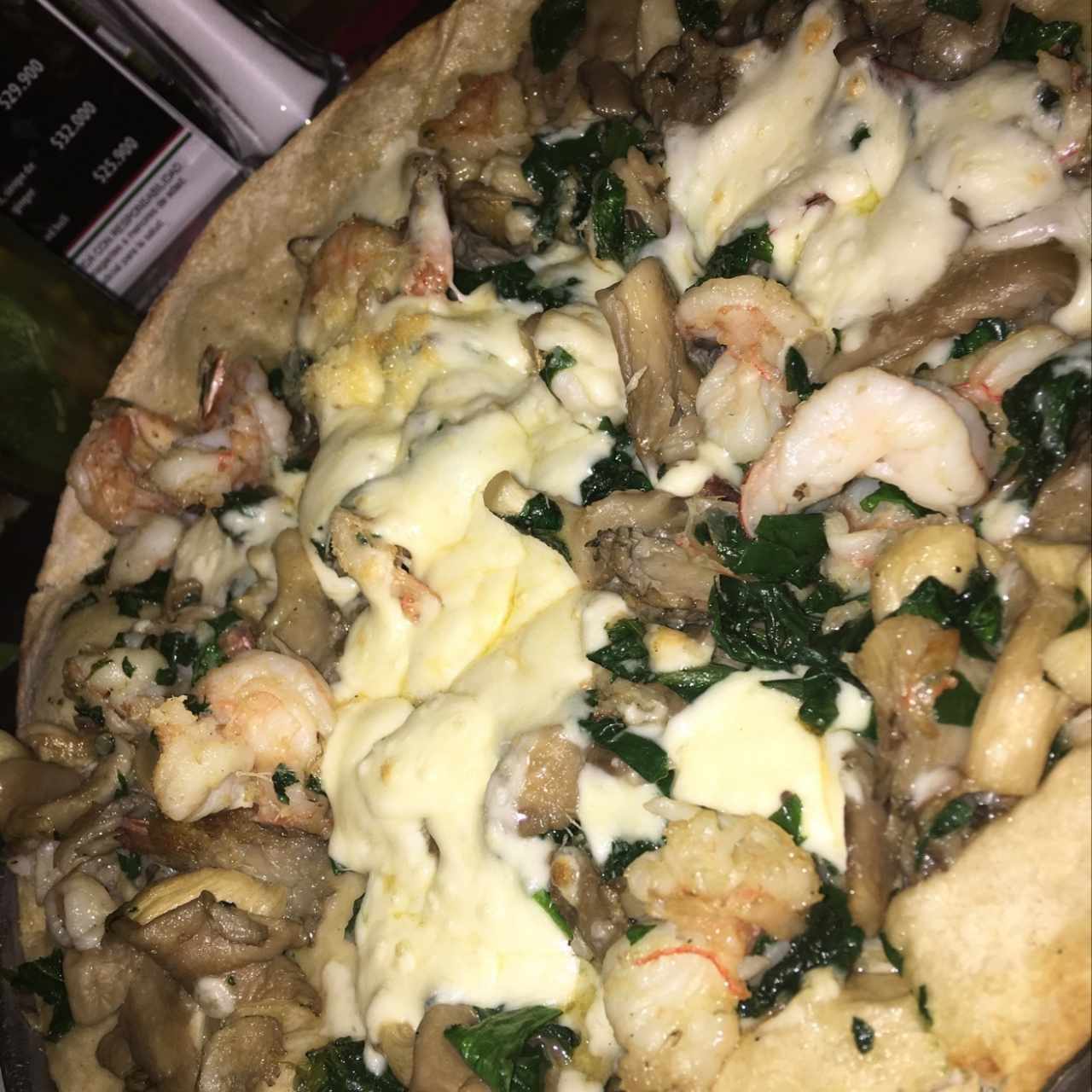 Pizza de langostinos y hongos 