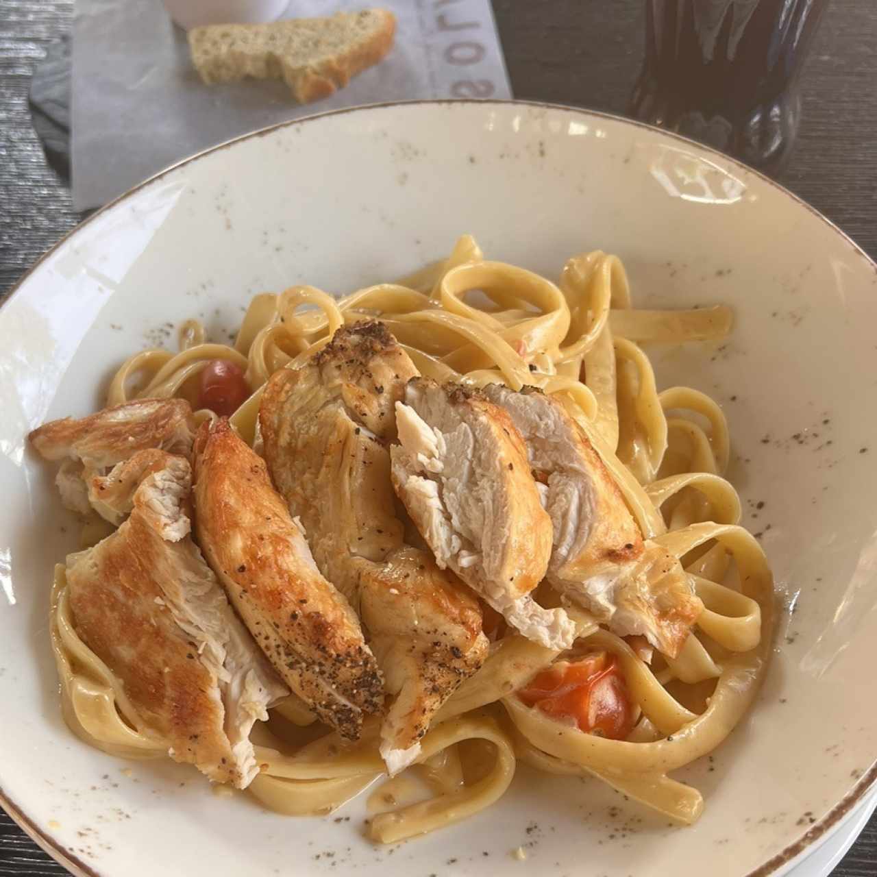 Fettuccini a la crema con pollo 