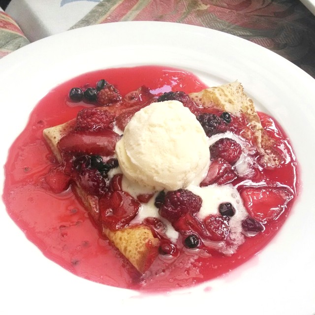 Crêpe de frutos rojos y helado de vainilla