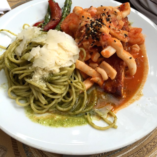 Salmón marinera con pasta al pesto