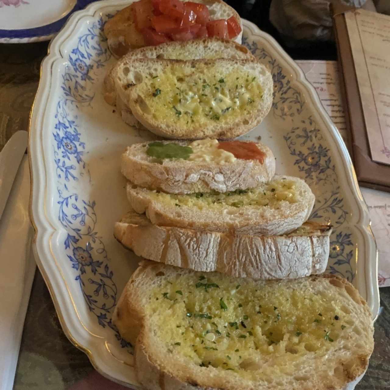 Pan con ajo de cortesia 