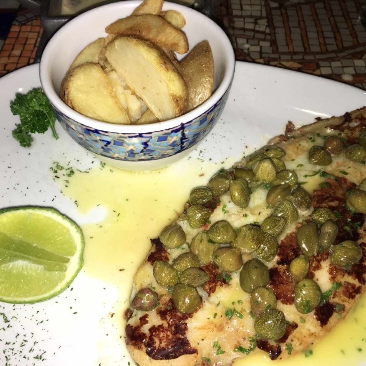 filete de pescado alcaparrado 