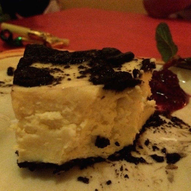 Torta con galletas y salsa de mora