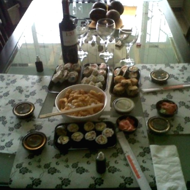 Teriyaki roll, salmón maki, ojo de tigre, calamares Tempura 