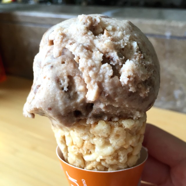 Helado de milo sobre cono de rice krispies 