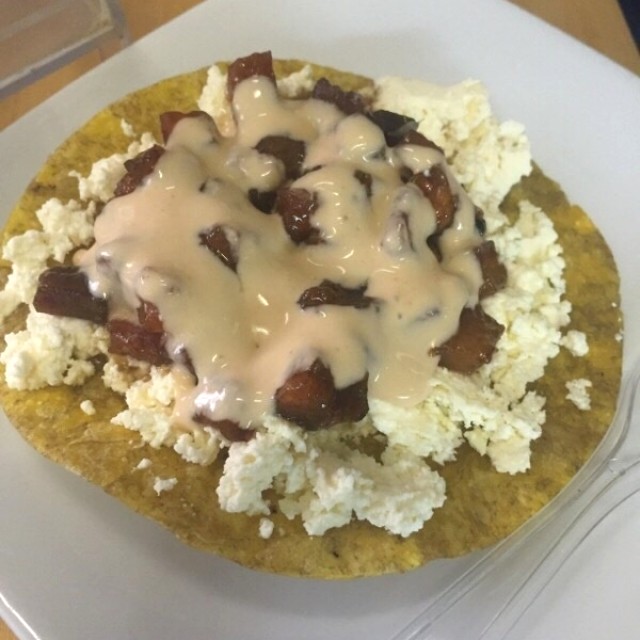 Tostada de queso paisa maduritos y suero chipotle