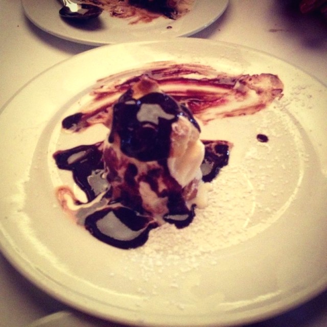 Profiterol con helado y salsa de chocolate