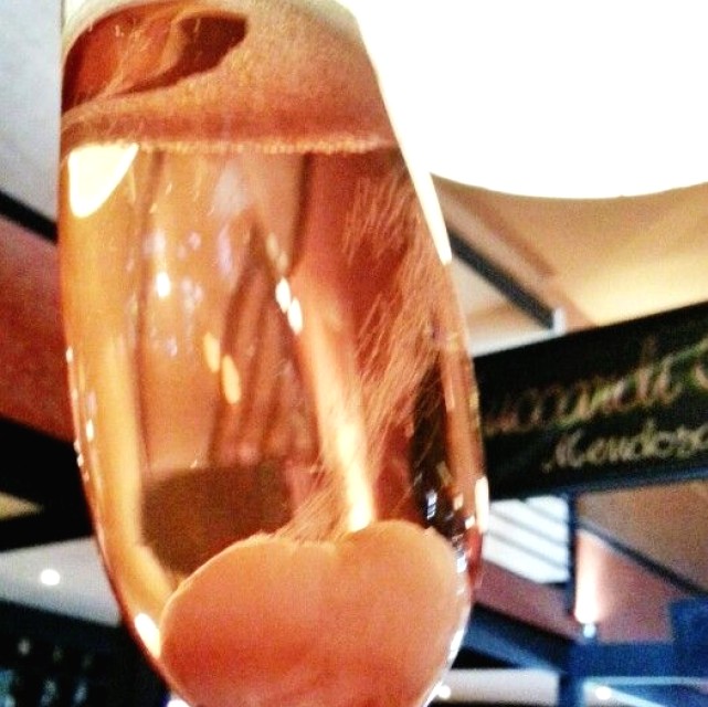 Una creación especial del Barman: Prosecco, cassis, lychee y un toque secreto! 