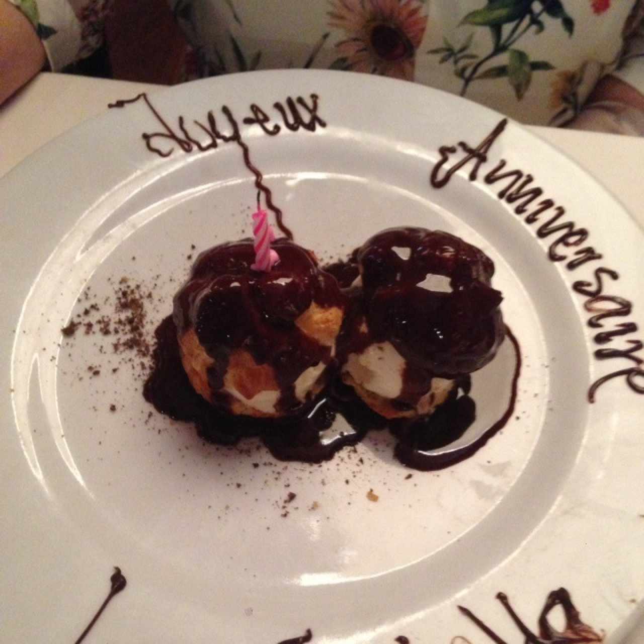 profiteroles con helado y salsa de chocolate