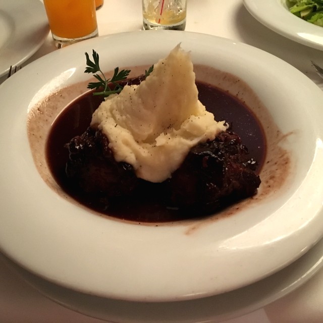 Rabo de toro en vino con papa puré