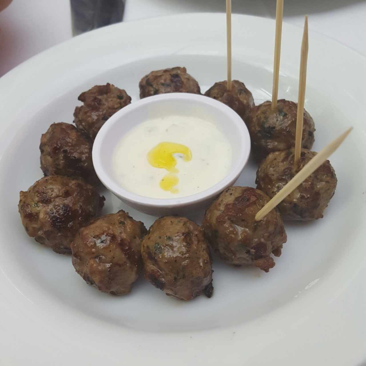 Albóndigas de cordero y labne