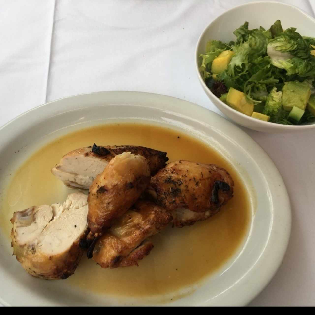 Pollo orgánico con ensalada verde
