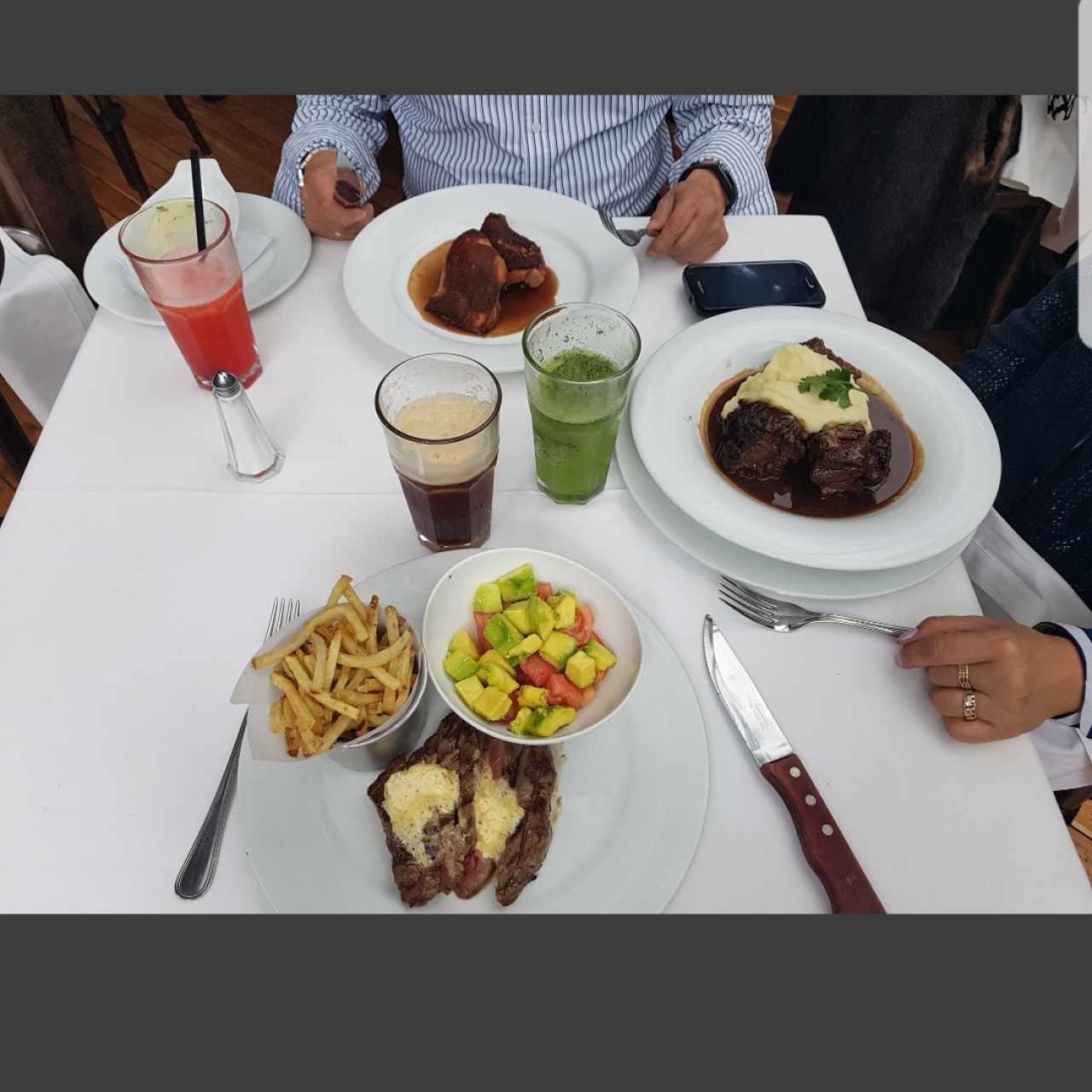 cochinillo, rabo de toro al vino y entrecote París