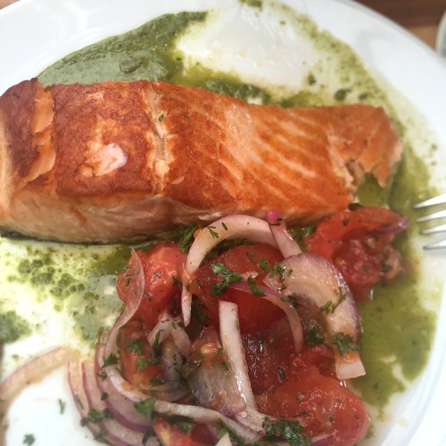 Salmón con tomates asados