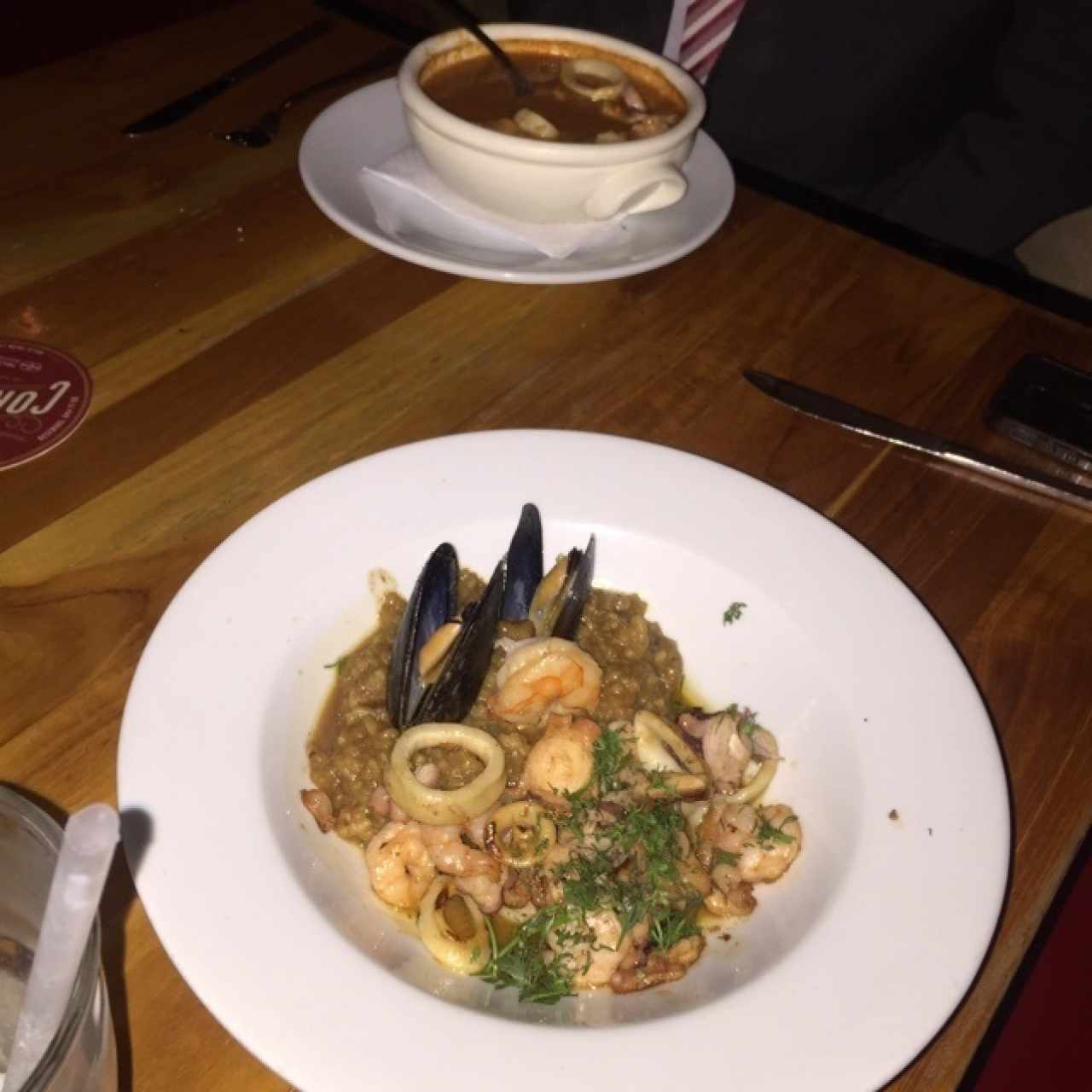 abajo salteado de mariscos arriba cazuela de mariscos 