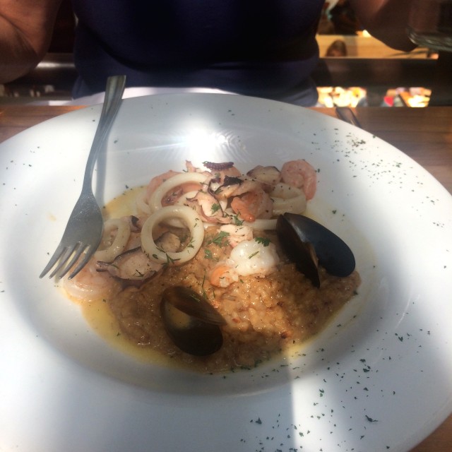 mariscos sobre arroz cremoso de coco