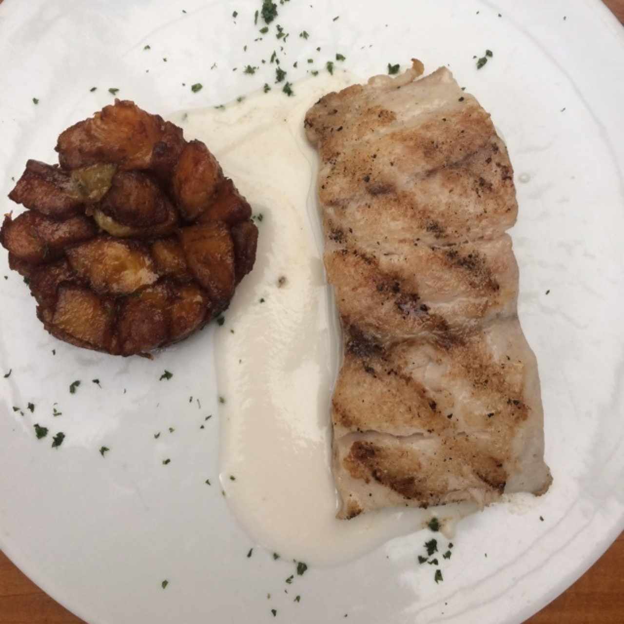 Filete de pescado blanco con plátano maduro