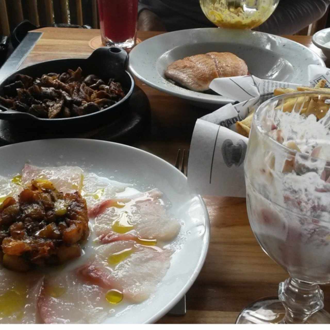 Champiñones, tiradito, ceviche y salmón 
