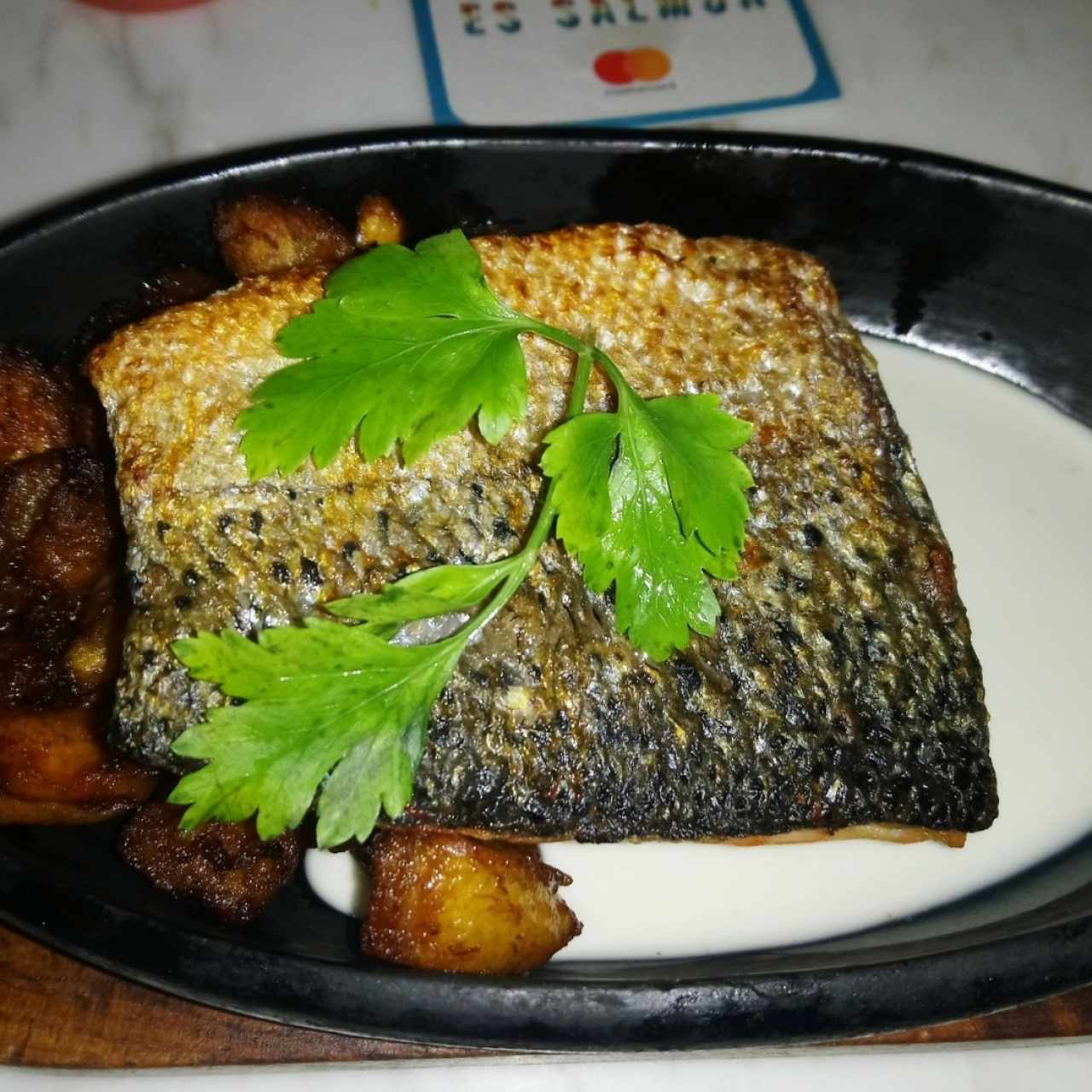 Filete de salmon con maduritos salteados