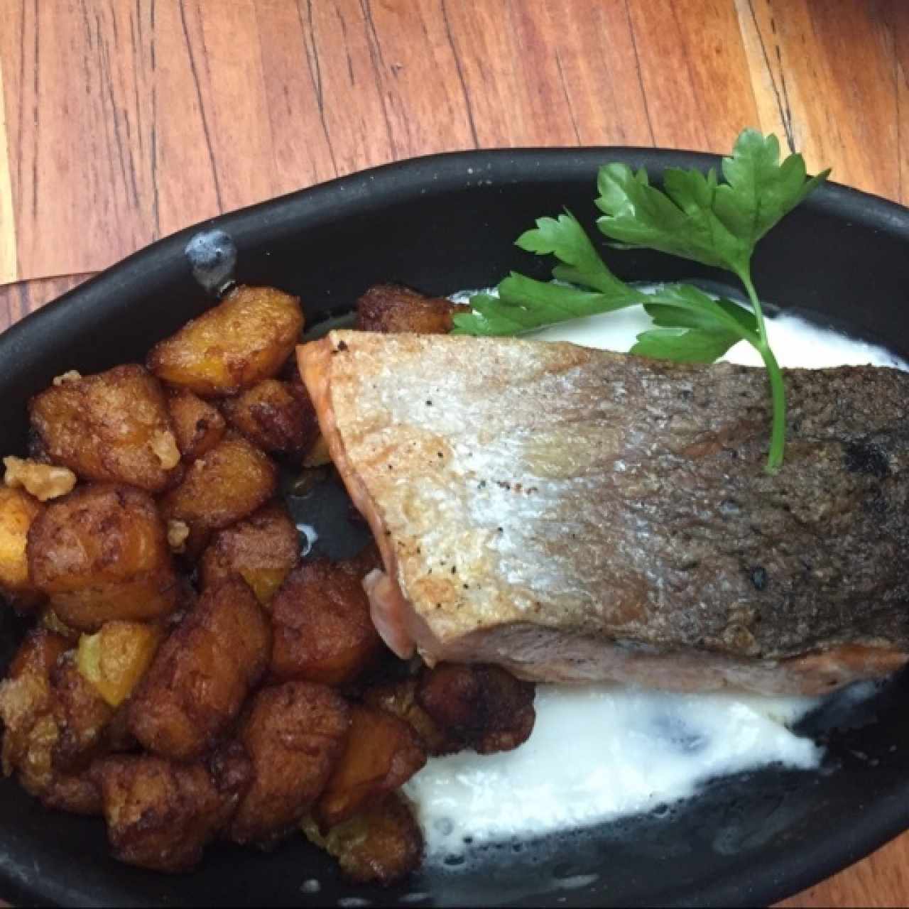 salmón a la plancha en cama de maduros