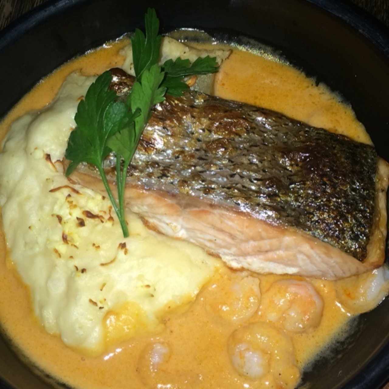 filete de salmon com pure de yuca en salsa de camarones