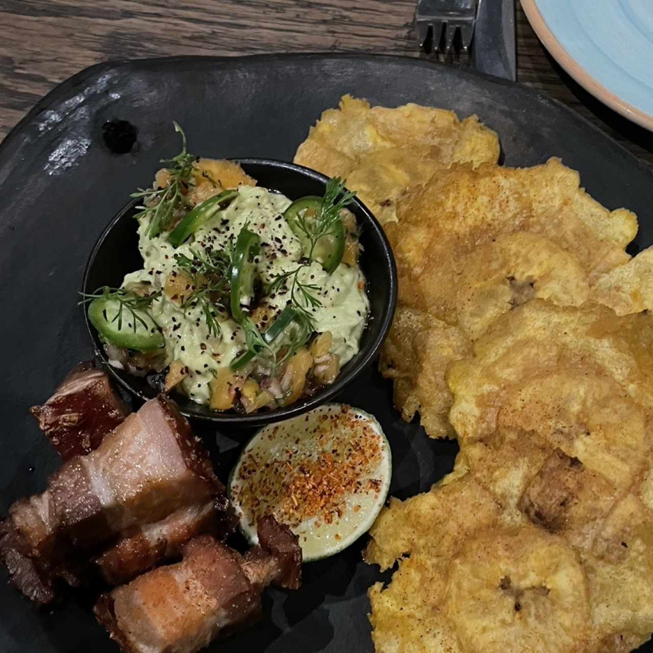 Torreznos con patacones y guacamole