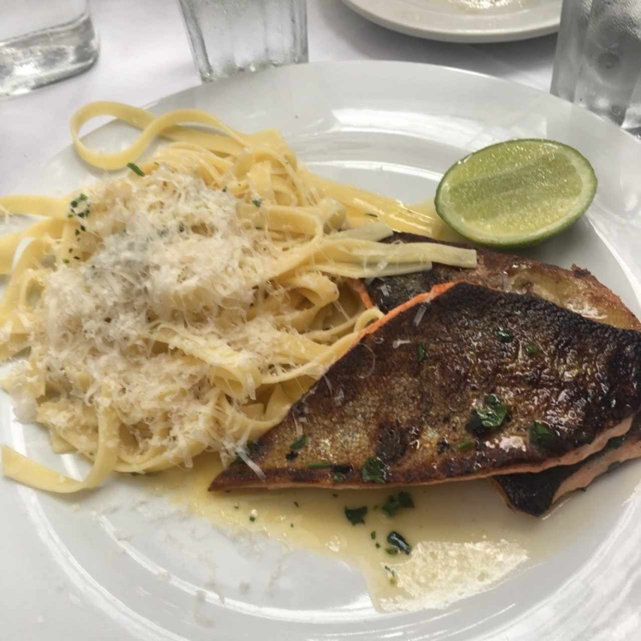 Trucha con fettuccine al burro 