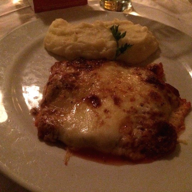 Pizzaiola con puré de papa.