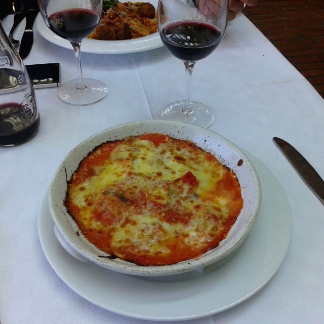 Raviolis de carne pomodoro gratinados.