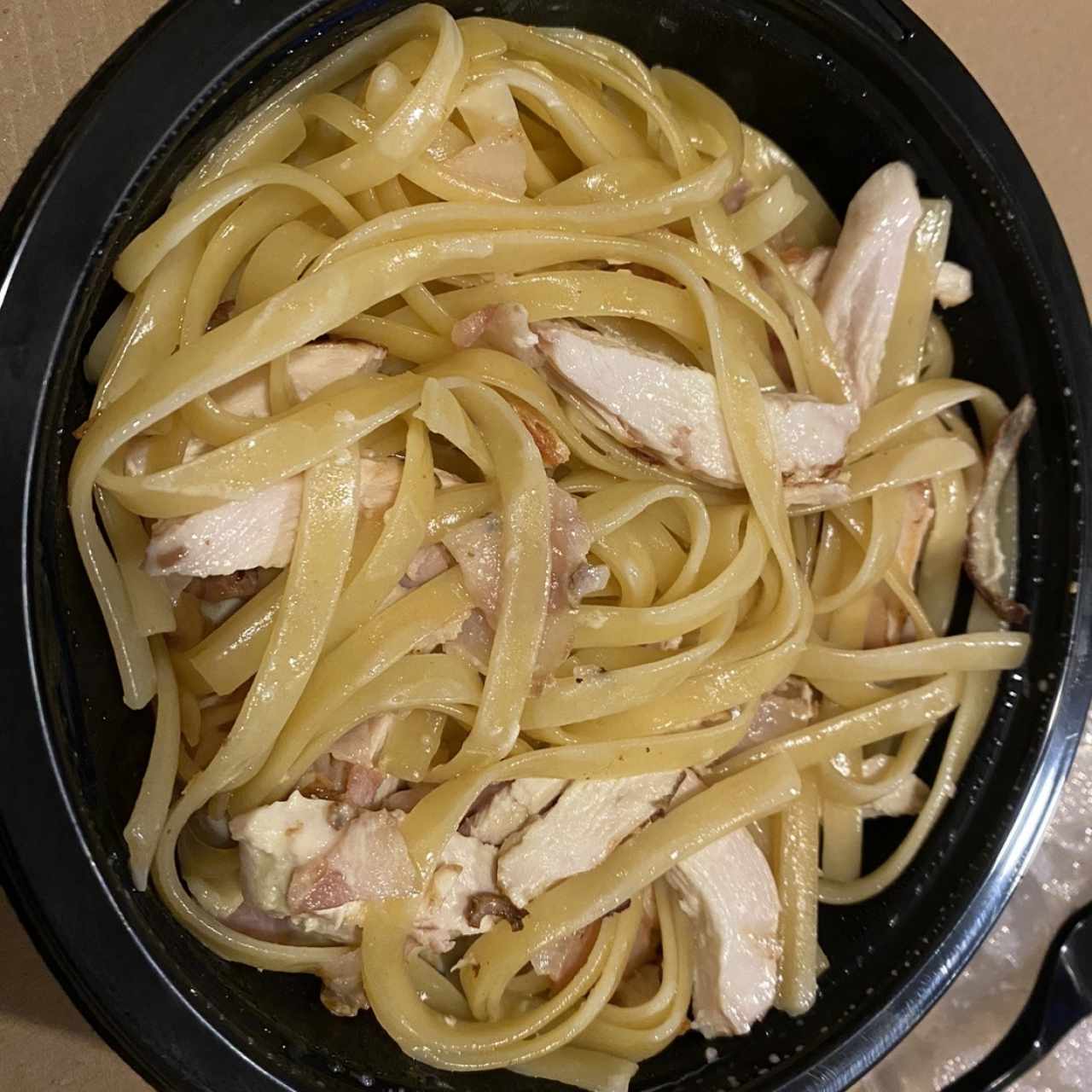 Fetuccine carbonara con pollo