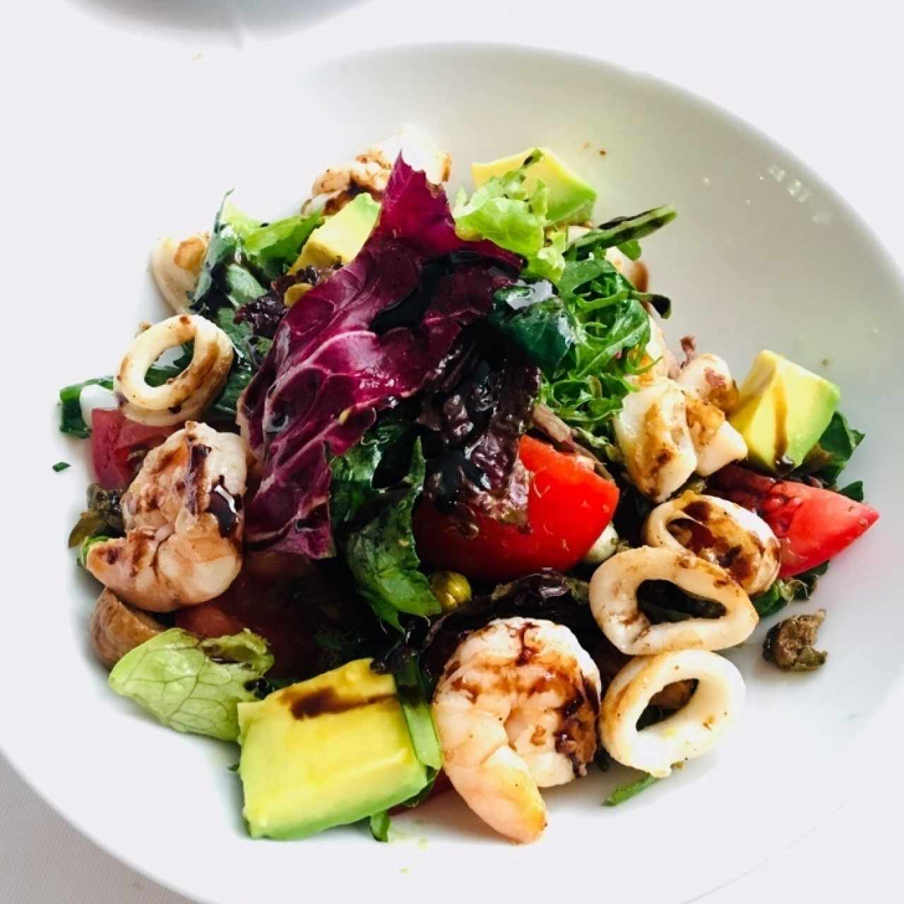 Ensalada de camarones y calamar