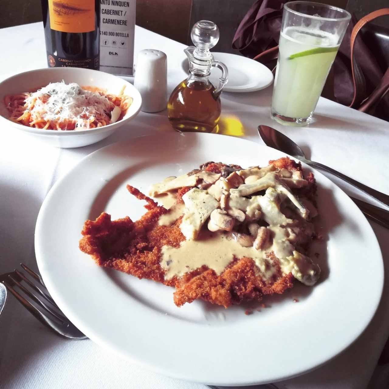 Milanesa de ternera con salsa de alcachofas y champiñones