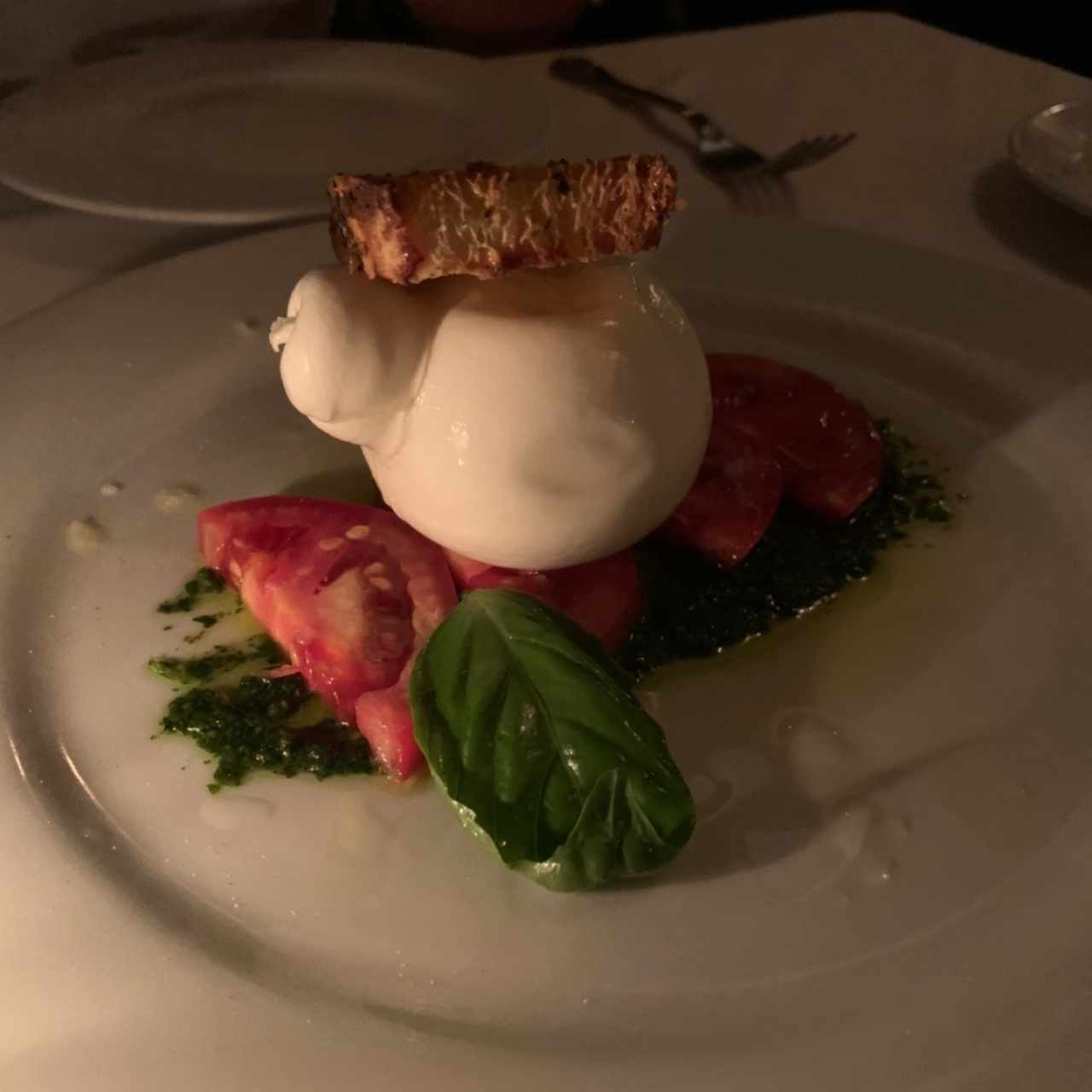 Burrata con tomate y pesto