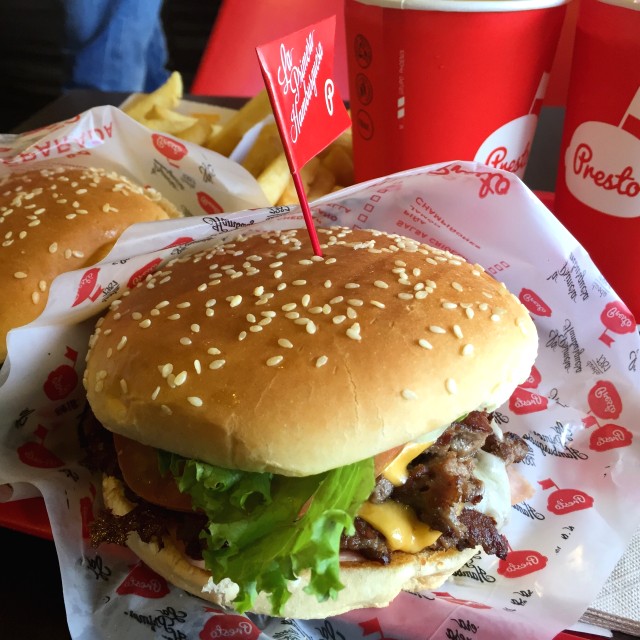 Hamburgesa super doble con queso, tocineta y jamón