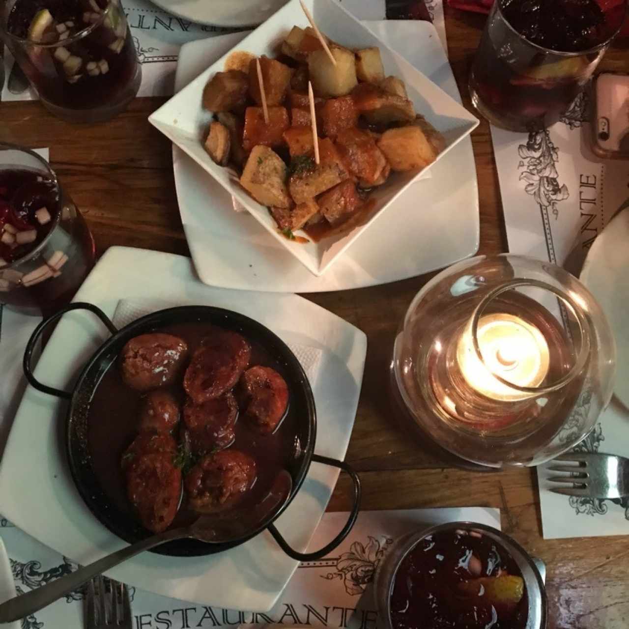 patatas bravas y chorizo al vino