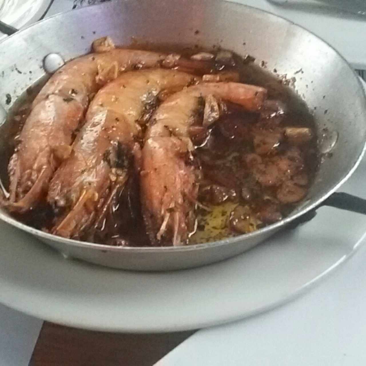 gambas con cabeza al ajillo