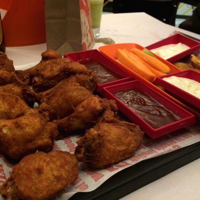 Deliciosas alitas con salsa hulk y papas meteoro (espectaculares) y una BBC  candelaria! Poder de combinación, simplemente delicioso! :)