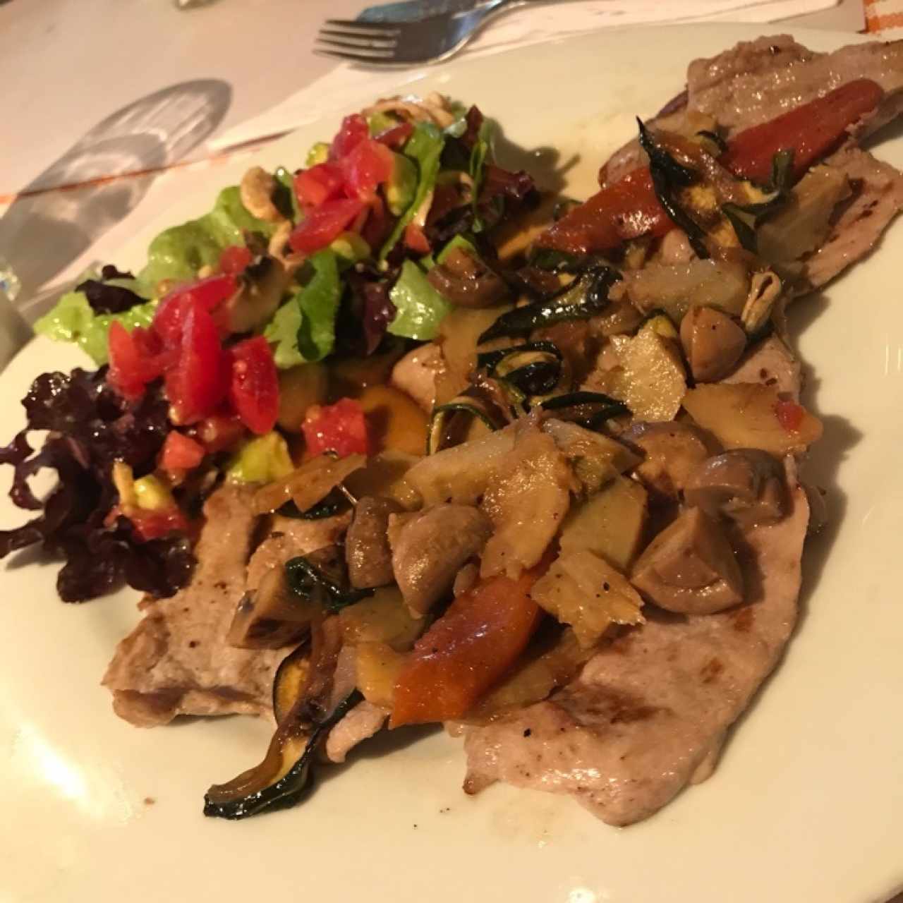 ternera con vegetales y ensalada