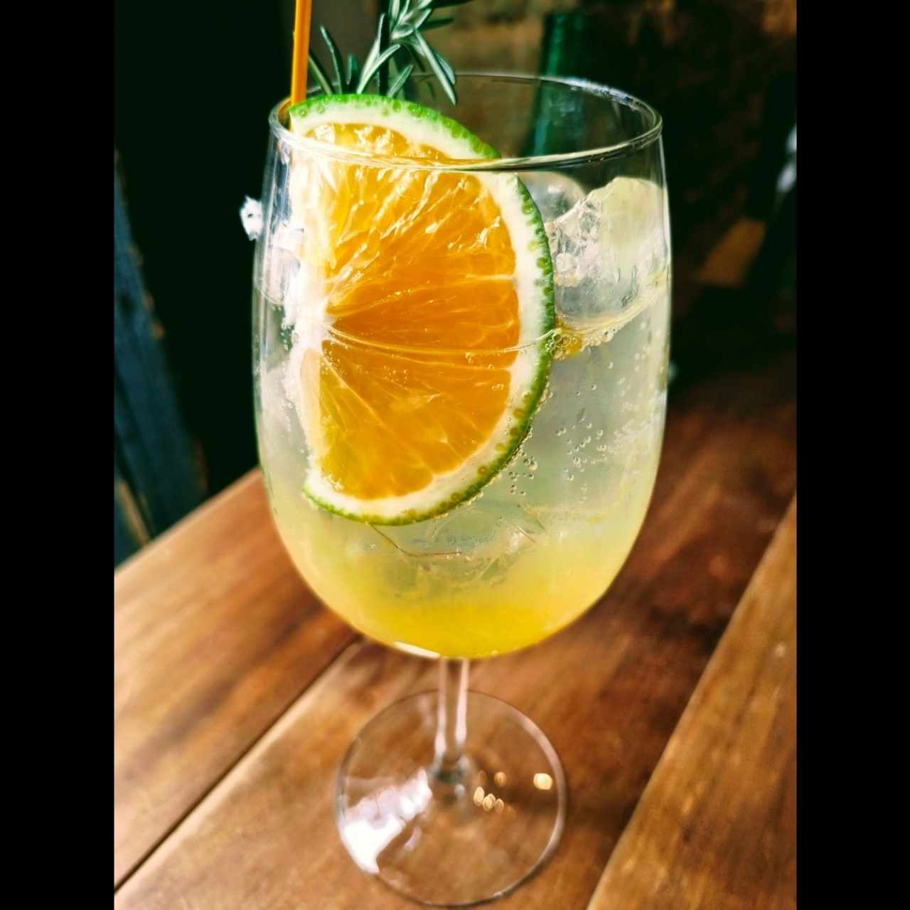 Gin Tonic de frutos amarillos con soda.