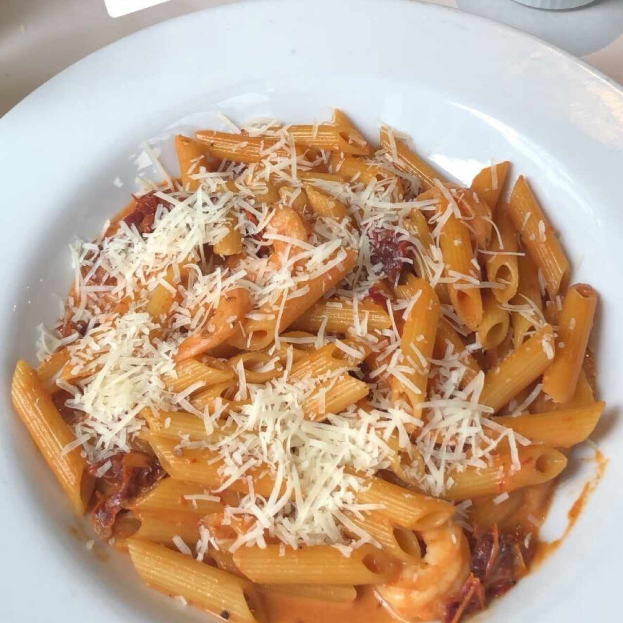 Pene de tomate y camarones
